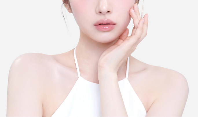 턱선을 감싸는 모델 이미지