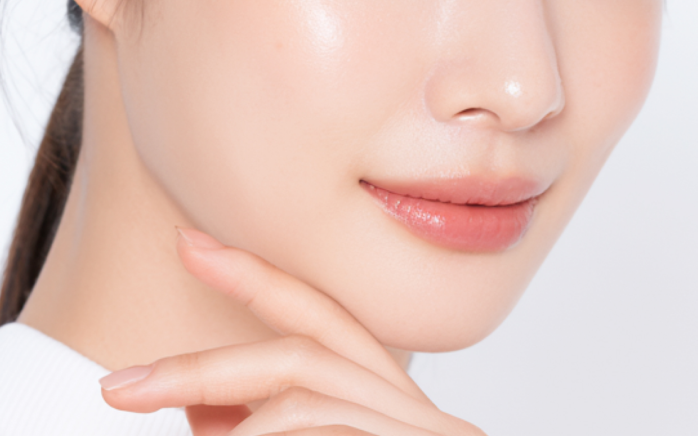 턱에 손을 얹고 맑은 피부결을 보여주는 옆얼굴 클로즈업
